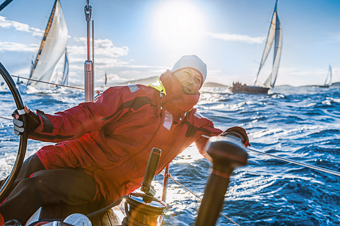 En seiler nyter den røffe sjøen på båten sin som er utstyrt med en Fischer Panda generator og fremdriftssystem